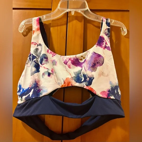 ATHLETA SWIM TOP
SIZE LARGE
NEVER WORN - Picture 1 of 2